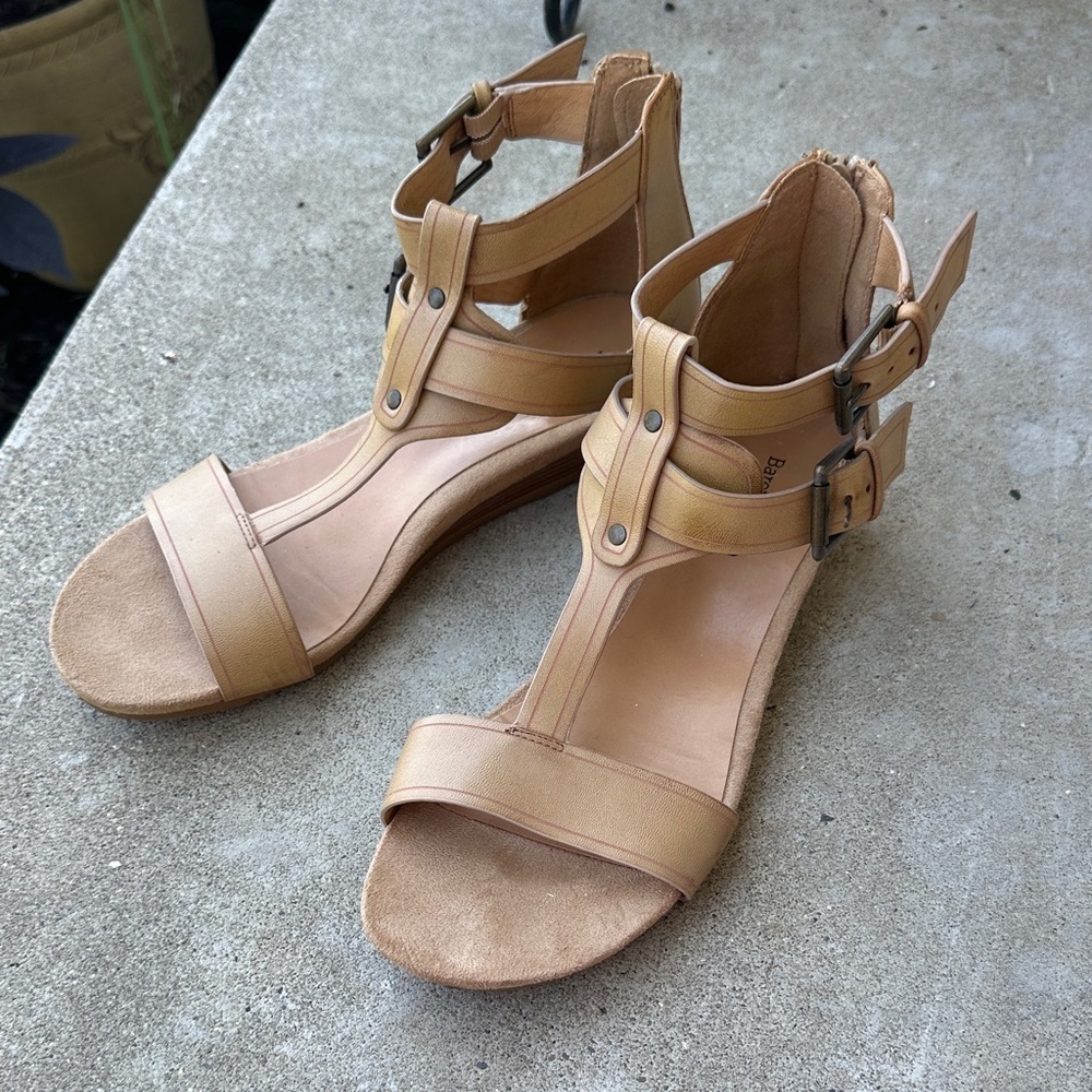 Baretraps tan wedge sandals size 8.5 women’s